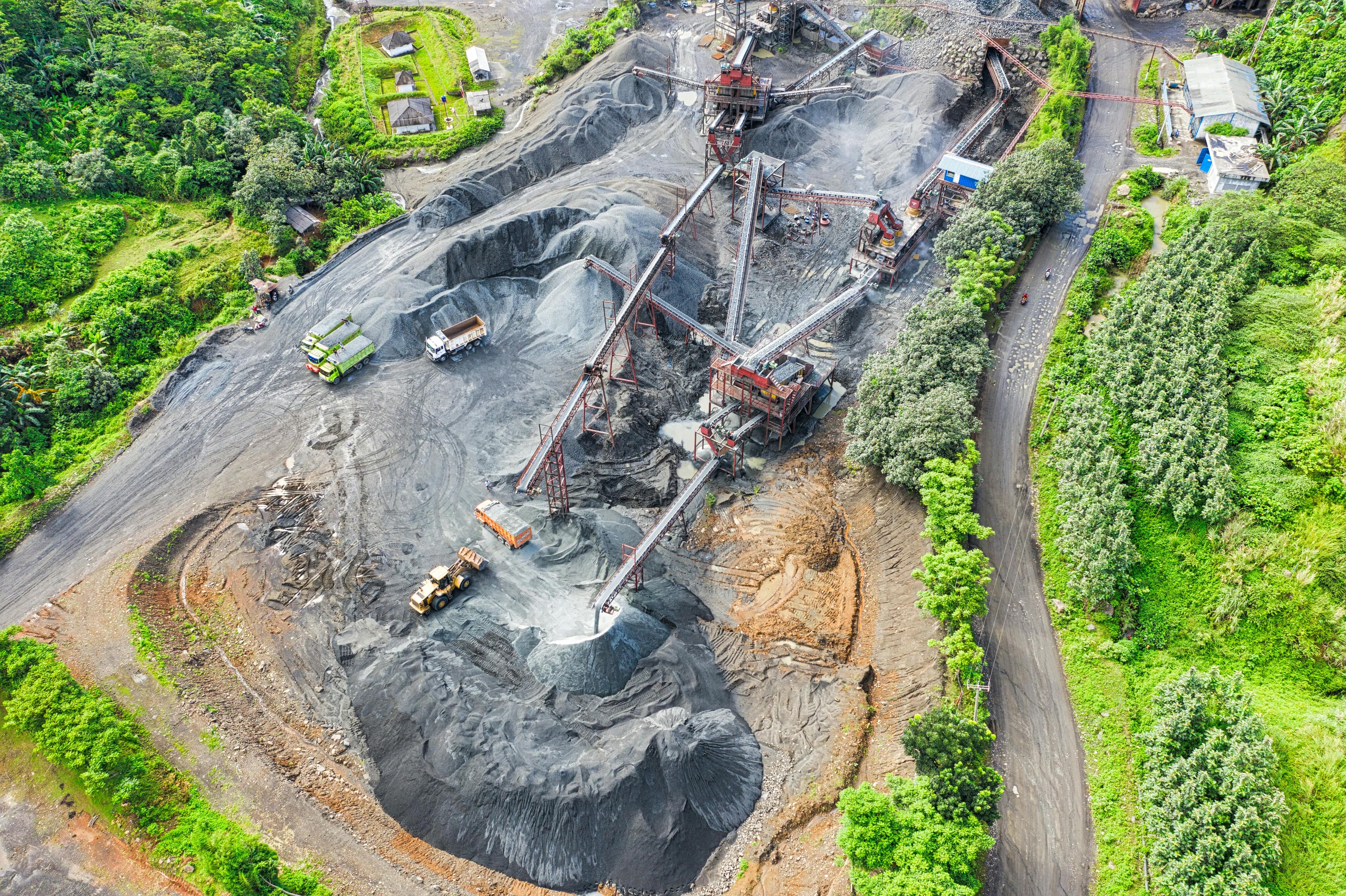 Industrial conveyor belt at the Sapiri crushing facility